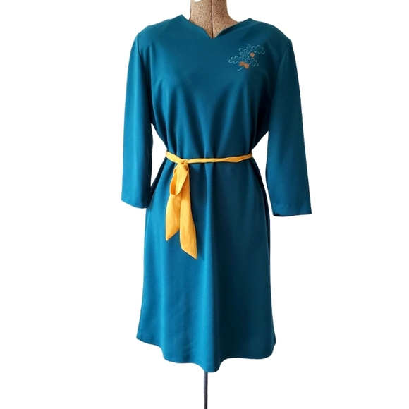 Vintage Dresses & Skirts - Vintage turquoise Fall Themed midi dress with embroidered acorn on chest